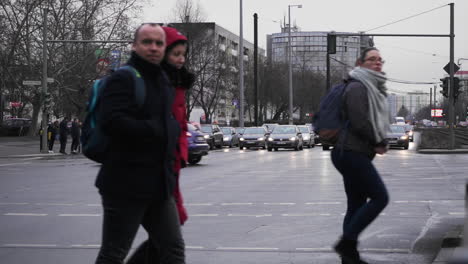 Toma-De-Landsberger-Allee-Y-Storkower-Strasse,-Gente-Cruzando-En-Cámara-Lenta,-Calle-Muy-Transitada,-Alrededor-De-2018