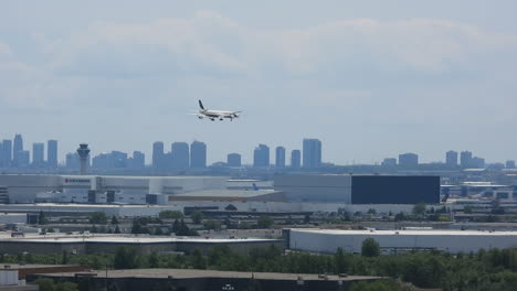 Douglas-Dc-8-72-Avión-Utilizado-Por-El-Esfuerzo-De-Socorro-Del-Monedero-Del-Samaritano-Aterrizando-En-El-Aeropuerto-De-Toronto