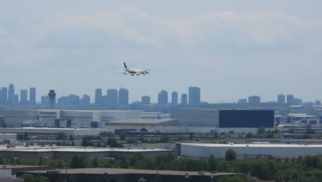 Flugzeug-Vom-Typ-Douglas-DC-8-72,-Das-Von-Samaritan&#39;s-Purse-Relief-Action-Eingesetzt-Wird,-Landet-Am-Flughafen-Von-Toronto