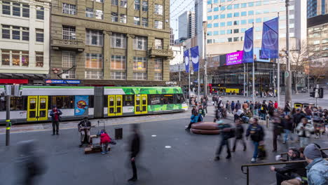 Lapso-De-Tiempo-De-Pasajeros-De-Tranvía,-Peatones,-Músicos-Callejeros-Y-Compradores-En-El-Centro-Comercial-Bourke-St