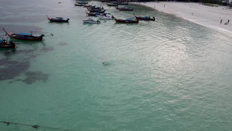 Muchos-Barcos-De-Cola-Larga-Anclados-En-El-Mar-De-Andamán-De-La-Isla-De-Koh-Lipe-En-Tailandia-Durante-La-Puesta-De-Sol