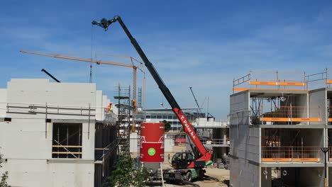 Zeitraffer-Eines-Tages-Im-Leben-Eines-Krans-Auf-Einer-Baustelle,-Der-Baumaterial-Dort-Verteilt,-Wo-Es-Beim-Stadtentwicklungsprojekt-Puur12-Vor-Blauem-Himmel-Benötigt-Wird