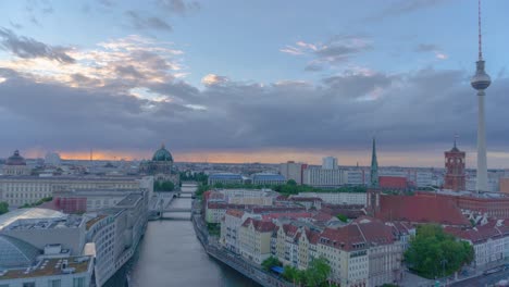 Video-depicts-a-timelapse-from-the-day-to-the-night