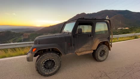 Genial-Jeep-4x4-Con-Hermosa-Puesta-De-Sol-En-Una-Montaña,-Divertidas-Aventuras-En-Vehículos-Todo-Terreno-En-Marbella-Málaga-España,-Toma-De-4k