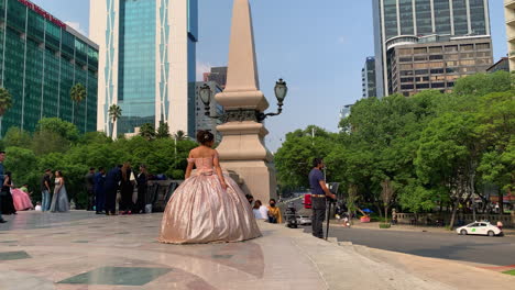 Foto-De-Una-Quinceañera-Tomando-Una-Sesión-De-Fotos-Profesional-En-ángel-De-La-Independencia-En-La-Ciudad-De-México