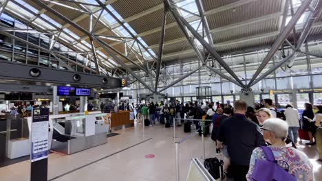 Gente-Haciendo-Cola-En-El-Aeropuerto-Después-De-Dejar-El-Equipaje-Y-Esperando-Para-Pasar-Por-Seguridad