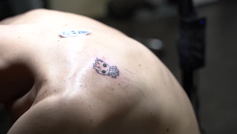 El-Tatuador-Está-Tatuando-A-Groot-En-La-Espalda-De-Un-Hombre