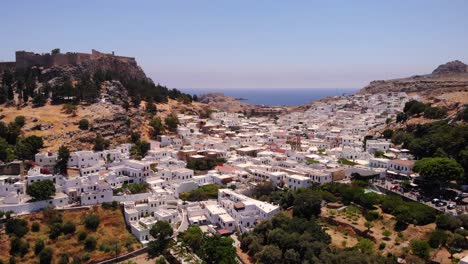 Greek-Whitewashed-Village-Of-Lindos-In-The-Island-of-Rhodes,-Greece
