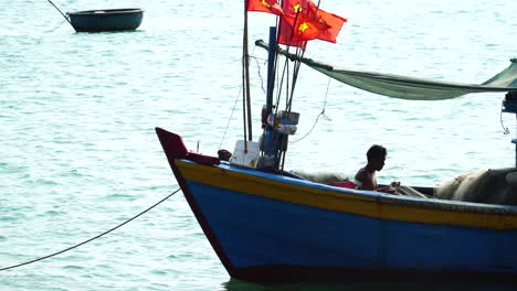 Pescador-Vietnamita-En-Un-Bote-Flotante-Preparando-Una-Red-De-Pesca-En-El-Mar