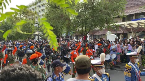 überraschend-Und-Cool-Hielten-Mitglieder-Der-Indonesischen-Luftwaffenakademie-Eine-Marschkapellenparade-Im-Bereich-Der-Malioboro-Street-Ab