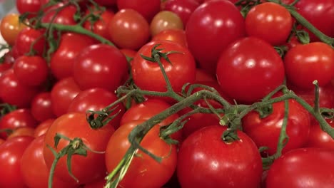 Schiebeaufnahme-Der-Tomatenberge,-Die-In-Einer-Großen-Supermarktkette-Auf-Kunden-Warten