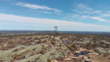 Vista-Aislada-De-Una-Torre-De-Vigilancia-En-Medio-De-La-Naturaleza-En-Noruega