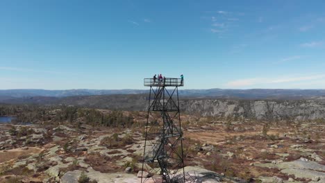 Plataforma-De-Observación-Que-Se-Eleva-En-El-Paisaje-Natural-Noruego-Con-Viajeros-Durante-El-Verano.