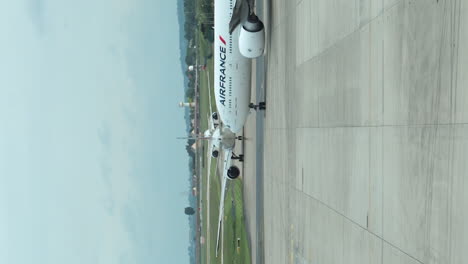 Video-Vertical-Del-Avión-De-Air-France-En-Línea-Para-Despegar,-Aeropuerto-Charles-De-Gaulle