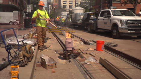 Un-Trabajador-De-La-Construcción-Suelda-Vías-De-Tren-Con-Calor-Extremadamente-Alto-Y-Acero-Fundido.