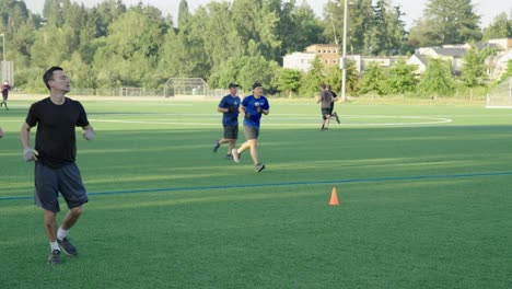 Männer-Versammelten-Sich-Zu-Sportlichen-Aktivitäten-Auf-Einem-Fußballplatz