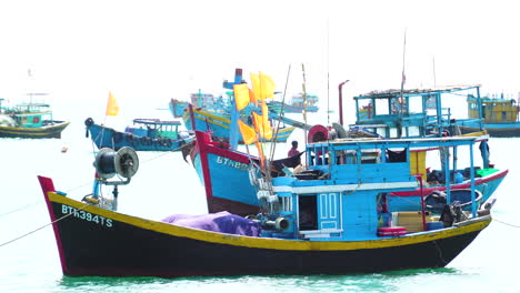 Traditionelles-Vietnamesisches-Blaues-Fischerboot,-Das-Auf-Dem-Ozeanhafen-Schwimmt