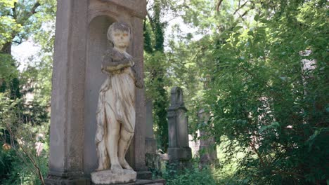 Steinstatue-Als-Geschmückter-Grabstein-Auf-Dem-Friedhof-In-München