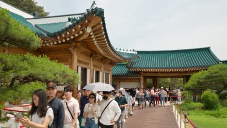 Una-Gran-Multitud-De-Personas-Esperando-Para-Ver-La-Residencia-Presidencial-Hecha-En-Estilo-Tradicional-Coreano-Hanok-Después-De-Que-La-Casa-Azul-De-Cheong-Wa-Dae-Estuviera-Completamente-Abierta-Al-Público.