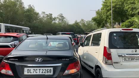 Ein-Zeitraffer-Des-Stehenden-Verkehrs-Auf-Einer-Stark-Befahrenen-Straße-In-Richtung-Gurugram-Bei-Dhaula-Kuan