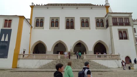 Palacio-Nacional-De-Sintra-En-Un-Día-Nublado-Con-Gente-Caminando-Y-Disfrutando-Del-Turismo