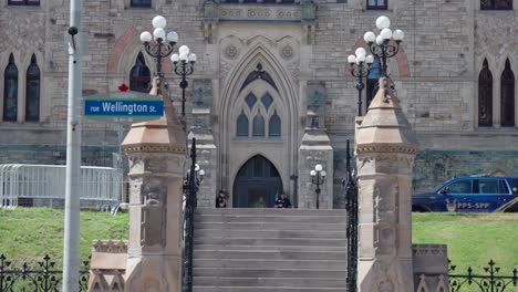 Policía-Canadiense-Custodiando-La-Entrada-Principal-Al-Bloque-Oeste-En-La-Colina-Del-Parlamento-En-Un-Día-Soleado-De-Verano---Cámara-Lenta-De-4k