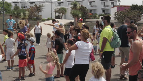 Kinder-Und-Eltern-Tanzen-An-Einem-Strahlend-Sonnigen-Sommertag-Auf-Der-Straße