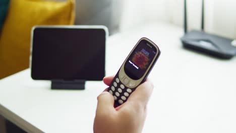El-Hombre-Que-Sostiene-El-Viejo-Móvil-Nokia-3310-Intenta-Usar-Y-Tocar-El-Botón-Y-Verificar-La-Señal-Para-Conectarse-En-El-Año-2022