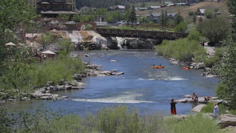 Gente-Disfrutando-Del-Río-En-Pagosa-Springs,-Colorado