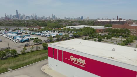 Luftrückzug-Zeigt-Comed,-Ein-Exelon-Unternehmen,-Mit-Der-Skyline-Von-Chicago-Im-Hintergrund