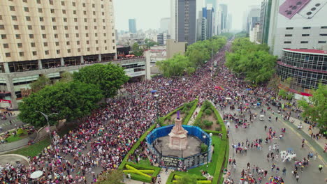 Vista-Aérea-De-La-Gran-Multitud-Del-Desfile-Del-Orgullo-Gay-Junto-A-Rodríguez-Olascaga-Edward-Island