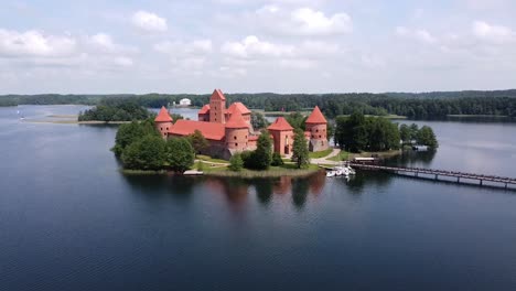 Vuelo-Sobre-El-Castillo-De-Trakai-En-Lituania