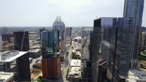 Vista-Aérea-Sobre-La-Calle-4-Oeste,-En-Medio-De-Un-Rascacielos,-En-La-Soleada-Austin,-Estados-Unidos