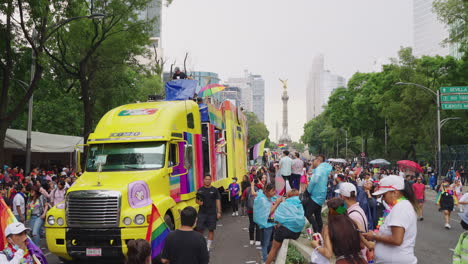 Camión-Amarillo-Pasando-Por-La-Multitud-Del-Desfile-Del-Orgullo-A-Lo-Largo-De-La-Avenida-Juárez-En-La-Ciudad-De-México-El-25-De-Junio-De-2022