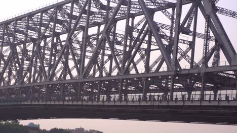 Howrah-Bridge-is-a-continental-bridge-built-in-1943