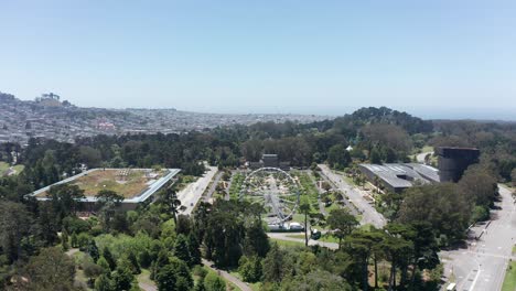 Aerial-wide-descending-shot-of-the-Music-Concourse-in-Golden-Gate-Park,-San-Francisco