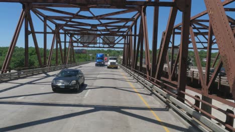 Reisen-In-Joliet,-Illinois-Auf-Dem-I80-Unter-Einer-Brücke