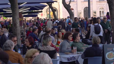 Esplanade-Cafés-Voller-Menschen-Während-Der-Feierlichkeiten-Zum-25.-April-In-Lissabon