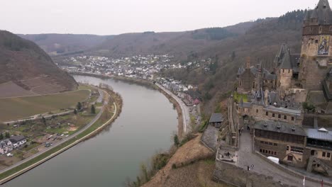 Drohnenflug-Vorbei-An-Der-Burg-Cochem-Und-über-Die-Mosel-Mit-Weitem-Blick-Auf-Die-Stadt
