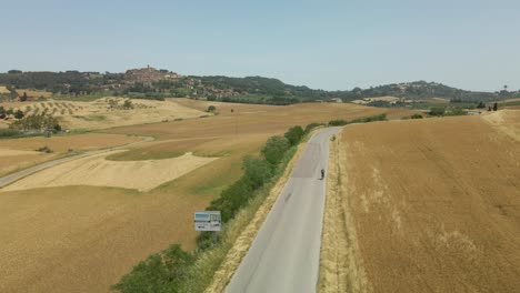 Luftbilder-Der-Toskana-In-Italien,-Bewirtschaftete-Felder-Im-Sommer