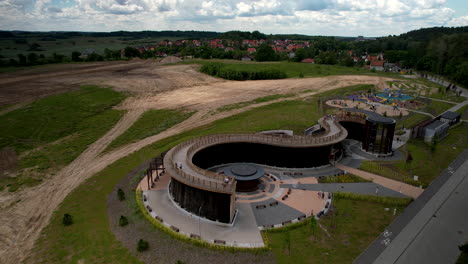 Toma-De-Drone-De-La-Estructura-De-La-Torre-De-Graduación-En-La-Ciudad-De-Lidzbark-WarmiÅ&quot;ski,-Polonia