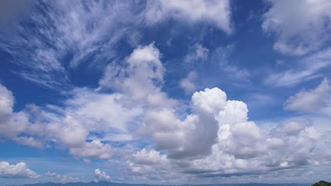 Ein-Majestätischer-Blick-Auf-Den-Himmel-Mit-Den-Wolken,-Die-Sich-Im-Wind-Bewegen