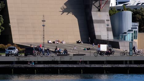 Gente-Caminando-Y-Disfrutando-Del-Paseo-Marítimo-De-La-Capital-Y-De-Te-Papa-El-Fin-De-Semana-En-Un-Soleado-Wellington,-Nueva-Zelanda-Aotearoa