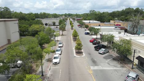 Vista-Aérea-Alrededor-De-Los-Autos-Estacionados-En-King-Street-En-La-Soleada-Jacksonville,-Florida---Dando-Vueltas,-Disparo-De-Drones