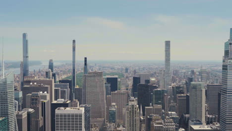 Scenic-view-of-Manhattan-with-the-Central-Park-and-super-tall-towers,-tilt-shot