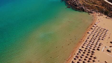 Draufsicht-Auf-Den-Strand-Von-Tsambika-Mit-Mehreren-Touristen,-Die-Im-Türkisfarbenen-Meer-In-Rhodos,-Griechenland,-Schwimmen