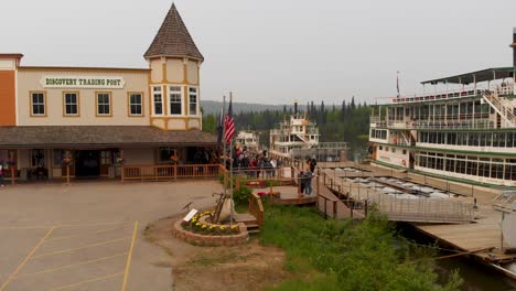 4K-Drohnenvideo-Der-Entdeckung-Eines-Flussbootes-Auf-Dem-Chena-River-In-Fairbanks,-Arkansas,-An-Einem-Sommertag