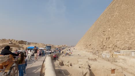 Verkehr-Und-Touristen-Vor-Der-Cheops-Pyramide,-Im-Sonnigen-Gizeh,-Ägypten