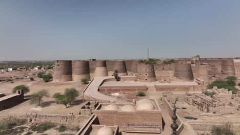 Vista-Aérea-De-Los-Bastiones-Del-Fuerte-Derawar-Con-Plataforma-Rodante-Revelación-De-La-Mezquita-Abbasi-Jamia-Shahi-Qila-Derawar