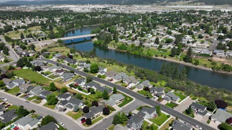 Amplia-Toma-Aérea-Alejándose-De-Los-Barrios-Del-Río-Spokane.